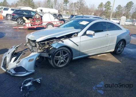 2011 Mercedes-Benz E 550 z USA, uszkodzony, nr VIN WDDKJ7CB9BF098382